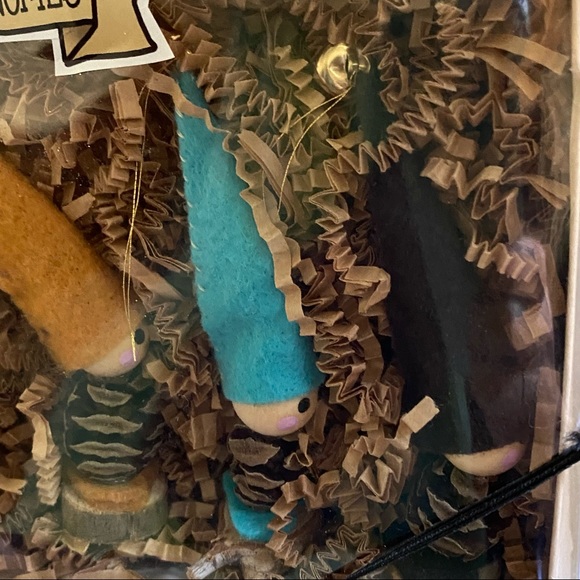 Box of 5 Pine Gnomes never opened Handcrafted collectible Felt hats w tiny bells - Picture 5 of 6